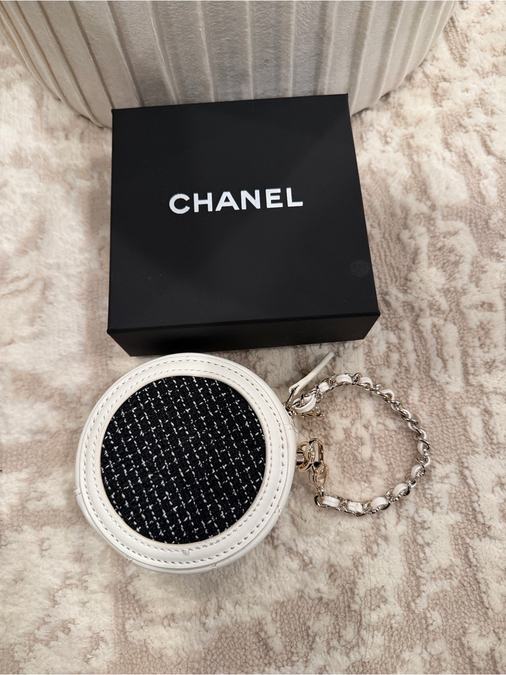 Chanel makeup bag round black and white - Picture 3 of 4